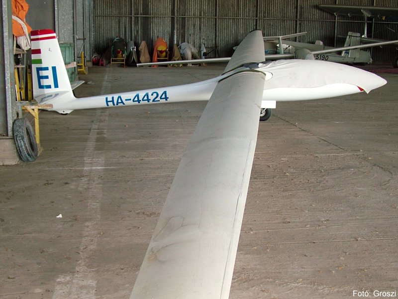 Kép a HA-4424 lajstromú gépről.