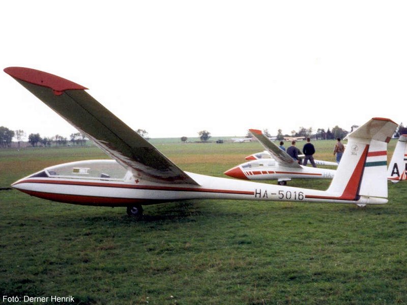 Kép a HA-5016 (2) lajstromú gépről.