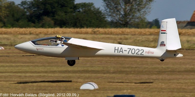Kép a HA-7022 (2) lajstromú gépről.